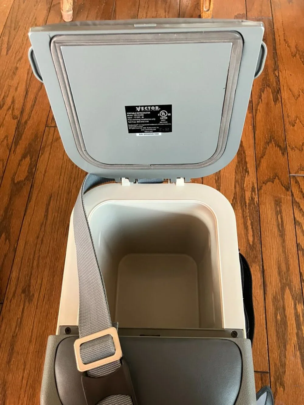 Rubbermaid Thermo-Electric Travel Cooler & Warmer VEC223RB + AC/DC converter